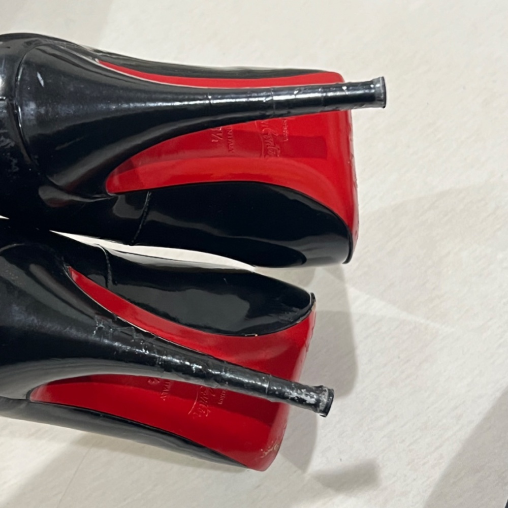 Christian Louboutin - Picture 3 of 9